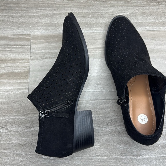 NWT Dress Barn Hazel Faux Suede Cut Out Ankle Booties Womens Size 7 - Picture 4 of 12